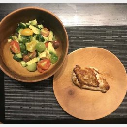 シンプルなサラダと蒸した鶏むね肉（Ｃ）日刊ゲンダイ