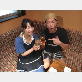 今週のナビゲーターハザマ陽平と芹奈ママ（Ｃ）日刊ゲンダイ