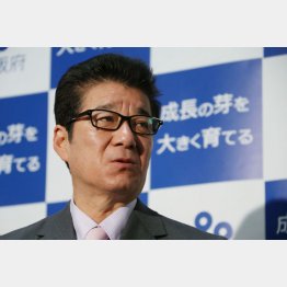 府民混乱の中、1周間も不在（Ｃ）日刊ゲンダイ