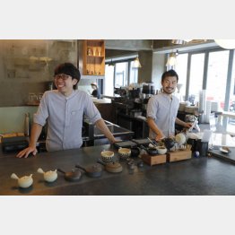 小山さん（左）と藤岡さん（Ｃ）日刊ゲンダイ