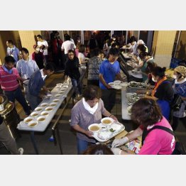 北海道厚真町の避難所で炊き出しに並ぶ人たち（Ｃ）共同通信社