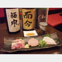 丹波地鶏の刺し身とお薦めの日本酒（Ｃ）日刊ゲンダイ