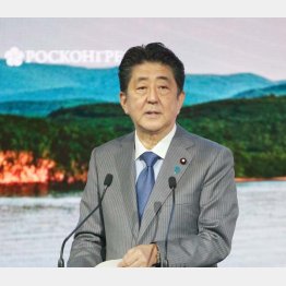 東方経済フォーラムで演説する安倍首相（Ｃ）共同通信社