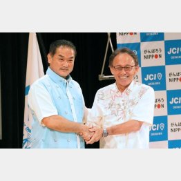 佐喜真前宜野湾市長（左）と９月５日の討論会で（Ｃ）日刊ゲンダイ