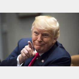 記者団の取材に応じるトランプ大統領（Ｃ）共同通信社