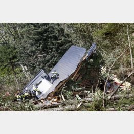 地震による土砂崩れで倒壊した建物周辺を捜索する人たち（Ｃ）共同通信社