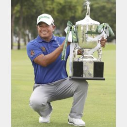 17年のSMBCシンガポール・オープンで優勝したＰ・マークセン（Ｃ）共同通信社