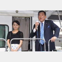 １７日は佳子夫人を伴って街頭演説（Ｃ）日刊ゲンダイ