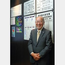 自分の名前が記された許可票の前で（Ｃ）日刊ゲンダイ