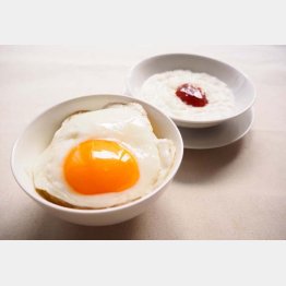 目玉焼きのせご飯とミルク粥（カーシャ）（Ｃ）日刊ゲンダイ