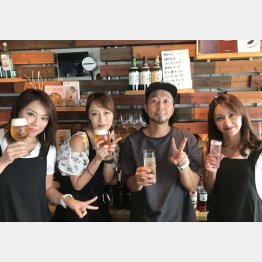 左から２人目がえみママ