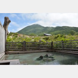 山が一望できるニセコ五色温泉（提供写真）