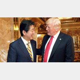 トランプ大統領の出迎えを受ける安倍首相（内閣広報室提供・共同）