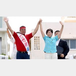 かりゆしウェアで登場した小池都知事（右）／（Ｃ）日刊ゲンダイ