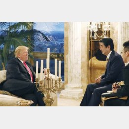 夕食会前にトランプ米大統領（左）と言葉を交わす安倍首相（内閣広報室提供　共同）