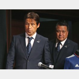 帰国会見に臨む西野監督（左）と田島ＪＦＡ会長（Ｃ）日刊ゲンダイ