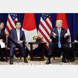 会談する安倍首相とトランプ米大統領（Ｃ）共同通信社