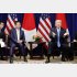 会談する安倍首相とトランプ米大統領（Ｃ）共同通信社