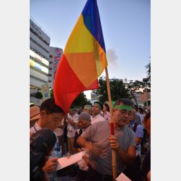 玉城候補の演説会には三色旗が（Ｃ）日刊ゲンダイ