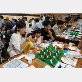 長内さんら生産者も参加するが、「どれが自分の豆か分からない」（Ｃ）日刊ゲンダイ