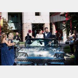 祝福を受けるジョエルさんとリンジーさん（セント・ジュード小児研究病院のフェイスブックから）