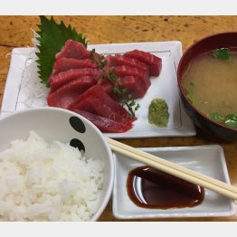 記者のチョイスは「まぐろ刺し身定食」！／（Ｃ）日刊ゲンダイ