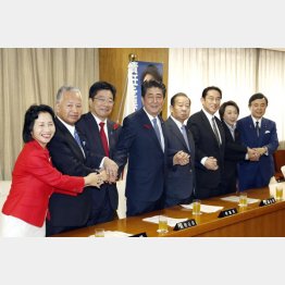 笑顔で撮影に臨む安倍首相と自民党の新役員ら（Ｃ）共同通信社