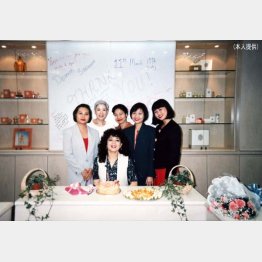 ２０代後半、研修先のフランスにて（提供写真）