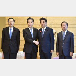 第４次安倍改造内閣発足、党首会談で握手する安倍首相（中央右）と公明党の山口代表（Ｃ）共同通信社