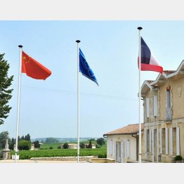 中国国旗がたなびく仏ボルドーのワイナリー（Ｃ）共同通信社