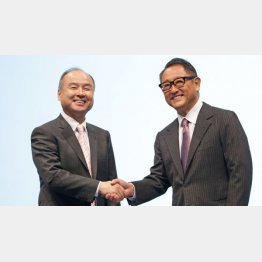 うまくいくか（孫会長兼社長＝左と豊田章男社長）／（Ｃ）日刊ゲンダイ