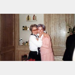 フランス・ゲランの研修で。最初の先生マダム・リコと（３１歳ごろ）／（提供写真）