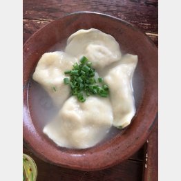 スープも一緒に飲み干す（Ｃ）日刊ゲンダイ