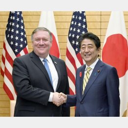ポンペオ長官と握手する安倍首相（Ｃ）日刊ゲンダイ