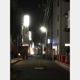 西武多摩湖線に沿った路地を進む（Ｃ）日刊ゲンダイ