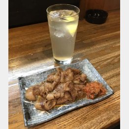 イノシシ肉のロース焼きをツマミに（「川くぼ」で）（Ｃ）日刊ゲンダイ