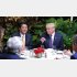 2017年2月、米フロリダ州パームビーチでトランプ米大統領らと夕食会に臨む安倍首相（Ｃ）ロイター＝共同