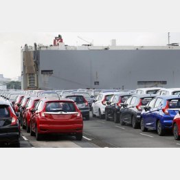 横浜港で輸出を待つ自動車（Ｃ）共同通信社