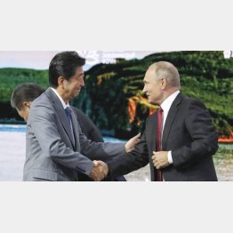 友情ごっこでひとり相撲（代表撮影・共同）