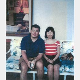 新婚旅行のスナップ（左は夫の誠さん）／（提供写真）