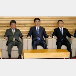 臨時閣議で増税を表明（Ｃ）共同通信社