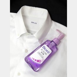 クレンジングオイルを用意（Ｃ）日刊ゲンダイ