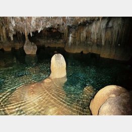 地底湖の内部（提供写真）