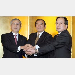 富士フィルムとの提携は解消へ（左から大正製薬上原明氏、富士フイルムの古森重隆氏、富山化学工業の菅田益司氏＝08年の提携会見）／（Ｃ）共同通信社