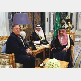 リヤドで会談するサルマン国王（右）とポンペオ米国務長官（Ｃ）ロイター＝共同