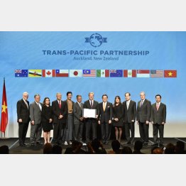 この後、突然「種子法」廃止が決まった（ＴＰＰ協定署名式＝ニュージーランド）／（Ｃ）共同通信社