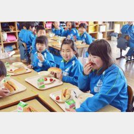 地元の食材給食を楽しむ児童たち（Ｃ）共同通信社