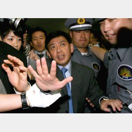 記者会見後の村上氏（０６年６月５日）／（Ｃ）日刊ゲンダイ