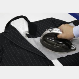 ラペルの返りを美しくロールさせる（Ｃ）日刊ゲンダイ