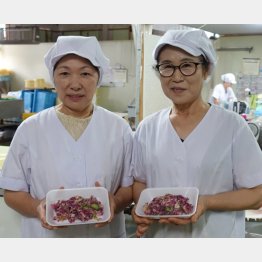 「つがる女性加工」代表の竹内きよゑさん（右）とすしこ担当の西岡美子さん（Ｃ）日刊ゲンダイ